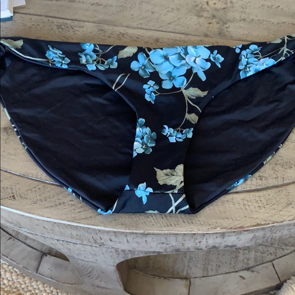 NWT Frankie’s Bikinis “Sandy” bottoms